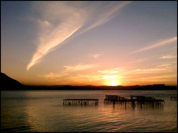 Criadouros de ostras e um belíssimo fim de tarde, visão comum no Ribeirão da Ilha, no sul de Florianópolis (foto da internet)